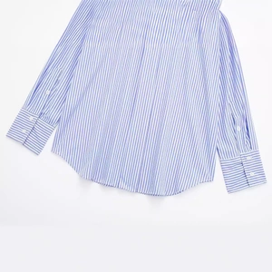Blue and white vertical striped poplin shirt with curved hem and buttoned cuffs details