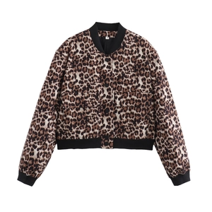 Short bomber jacket with leopard print, large flap pockets and black ribbed trim