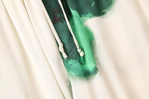Détail du tissu crème avec imprimé à l'encre verte et cordon de serrage réglable