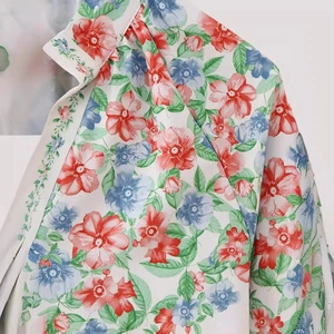 Chemisier femme printemps 2024 avec imprimé floral et détail de col élégant