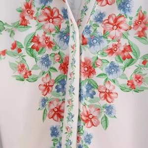 Chemisier femme ivoire avec imprimé floral rouge et bleu et boutons de face