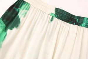 Détail de la taille élastique d'un pantalon imprimé avec des motifs artistiques verts