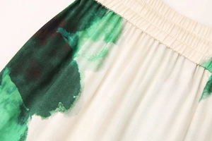 Vue détaillée de la taille élastique avec imprimé lavis vert et noir et texture plissée