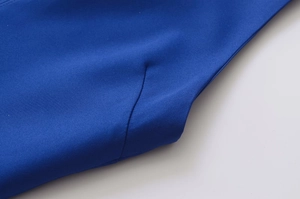 Détail des coutures et des plis de confection sur la robe sans manches bleu roi