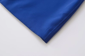 Détail de la texture du tissu et des coutures soignées de cette robe bleu marine