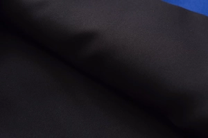 Gros plan sur la texture du tissu synthétique noir au tissage fin et fini mat