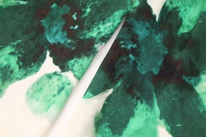 Vue macro détaillée d'un tissu imprimé léger avec motif floral abstrait vert