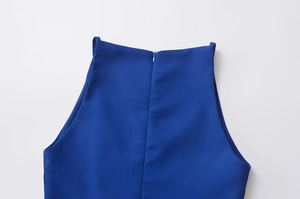 Détail d'une robe sans manches bleu roi avec fermeture éclair invisible au niveau du col