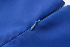 Détail en gros plan d'une fermeture éclair invisible sur une robe bleu marine chic