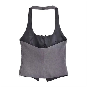 Détail du gilet dos nu gris avec dos ouvert et ourlet asymétrique en pointe