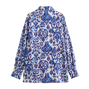 Vue arrière de l'ensemble chemise et pantalon femme à imprimé bohème et motif ethnique