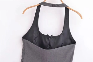 Détail du décolleté dos nu gris foncé avec texture fine et doublure intérieure soignée