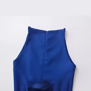 Robe courte sans manches bleu roi avec décolleté licou et fermeture éclair invisible