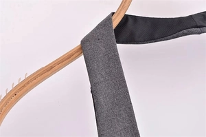 Détail de la bretelle en tissu gris avec doublure noire côtelée et coutures précises