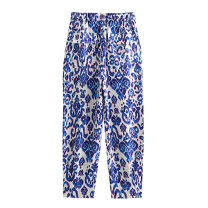 Détail du pantalon imprimé avec taille élastique et deux poches arrière à rabat sur fond blanc