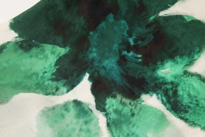Détail macro d'un tissu imprimé floral vert avec des textures d'encre fluides