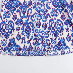 Détail du motif ikat abstrait sur tissu de chemise blanc avec des boutons blancs