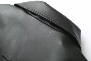 Détails du revers et des coutures d'épaule d'une veste en cuir noir de qualité pour femme