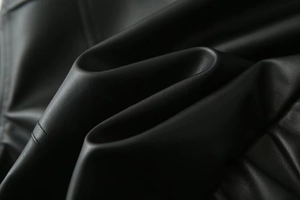 Gros plan sur la texture en cuir PU noir montrant le grain fin et le matériau doux