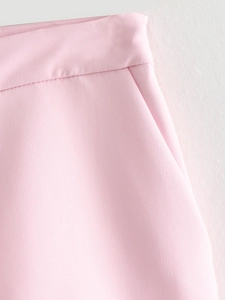 Detailaufnahme der rosa High-Waist-Shorts mit Seitentaschen und Köperstoff-Struktur
