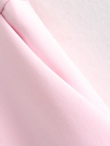 Detaillierte Makroansicht der hochwertigen rosa Stoffstruktur und der dichten Webart