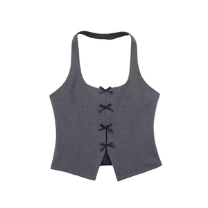 Top dos nu gris foncé avec nœuds papillon noirs et ourlet en V inversé élégant