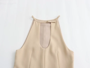 Dettaglio del top beige con scollo all'americana e fibbia in metallo argentato lucido