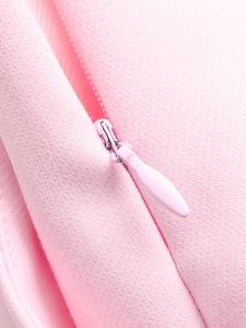 Detailansicht des nahtlosen verdeckten Reißverschlusses an rosa Shorts mit hohem Bund