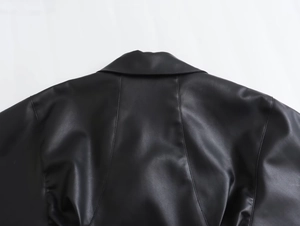 Détail du dos d'une veste en cuir noir avec des coutures précises et une texture lisse