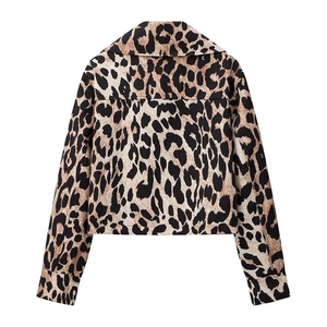 Vista posteriore della giacca leopardata da donna alla moda in stile street corto beige