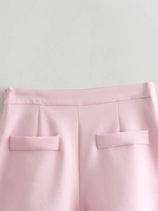 Detailansicht der Rückseite einer rosa High-Waist-Shorts mit Ziertaschen und Abnähern