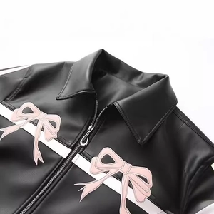 Veste en similicuir noir pour femme avec nœuds roses et rayures blanches déco