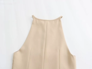 Dettaglio dello scollo all'americana e delle cuciture del tessuto su un top estivo beige