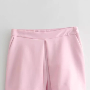 Damen High Waist Shorts mit Falten in Pastellrosa, professionelle flache Liegeansicht