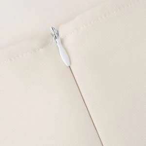 Robe d'été élégante de couleur crème avec fermeture éclair invisible et ceinture taille