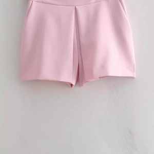 Damen-Skort in Rosa, hohe Taille, mit Falten und Seitentaschen für den Sommer-Minimalismus
