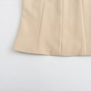 Top beige a collo alto senza maniche elasticizzato con dettagli di cuciture