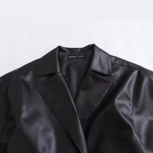 Veste chic en similicuir noir pour femme avec revers classiques et finition texturée