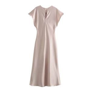 Détail du dos en trou de serrure élégant et de l'éclat perlé de la robe midi en satin rose