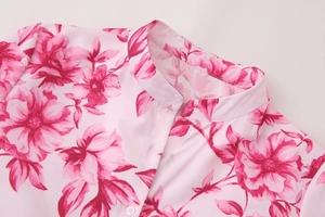 Detailaufnahme der Blumenprint-Bluse mit Stehkragen und weißen Knöpfen