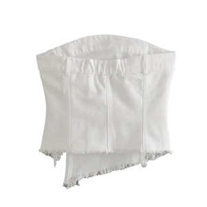Top a fascia in denim bianco con orlo grezzo irregolare e passanti per cintura