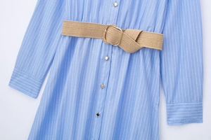 Détail de robe chemise rayée bleu clair avec ceinture en jute et boutons dorés