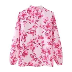 Rosa Damenbluse mit Blumenprint, Stehkragen und geknöpften Manschetten Rückansicht