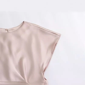 Robe en satin à manches courtes avec col rond et taille plissée en rose poudré