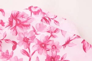 Detailansicht des rosa Hemdkragens mit Blumenmuster und feinen Nähten für Damen