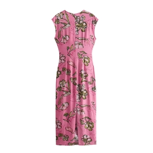 Dettaglio del retro dell'abito midi floreale rosa con cerniera e spacco sull'orlo