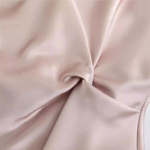 Robe en satin rose avec col rond et détail de nœud plissé à la texture soyeuse