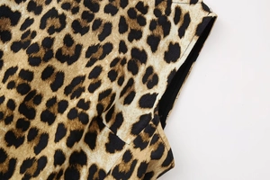 Vista dettagliata della stampa leopardata su tessuto con cuciture di bordo pulite