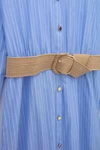 Détail d'une robe chemise à rayures bleues avec ceinture en jute et boucle dorée chic