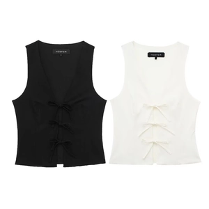 Détails des gilets noir et blanc avec triple nœud papillon et décolleté en V élégant